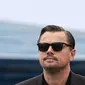Aktor AS Leonardo DiCaprio pergi setelah menghadiri sesi pemotretan untuk film "Killers of the Flower Moon" di Festival Film Cannes edisi ke-76 di Cannes, Prancis selatan, pada 21 Mei 2023. (Dok: Valery HACHE / AFP)
