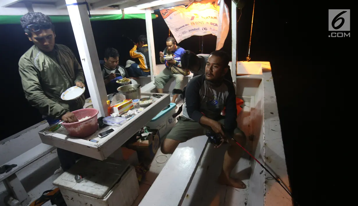 Anggota Jurnalis Joran Indonesia makan sahur bersama saat kegiatan Sahur on The Boat ke-4 di kawasan perairan Karang Antu, Banten, Minggu (4/6). Kegiatan ini terdiri dari buka bersama anak yatim dan memancing pada saat sahur. (Foto dok. Jojoners)