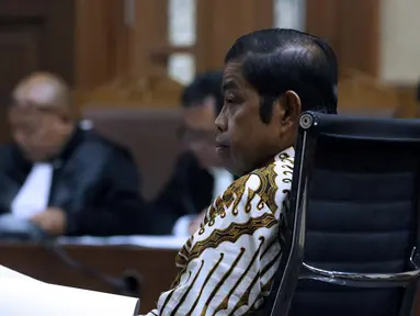 Mantan Sekjen Partai Golkar, Idrus Marham saat menjalani sidang pembacaan dakwaan di Pengadilan Tipikor, Jakarta, Selasa (15/1). Idrus didakwa terkait dugaan suap kerja sama pembangunan PLTU Riau-1. (Liputan6com/Helmi Fithriansyah)