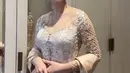 Raline Shah tampil dengan kebaya putih brokat dengan selendang coklat yang serasi dengan bawahan kainnya. [@andreblake]