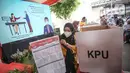 Petugas menunjukkan surat suara saat simulasi Pemilu 2024 di Kantor KPU RI, Jakarta, Selasa (22/3/2022). Simulasi  digelar untuk memberikan edukasi kepada masyarakat terkait proses pemungutan dan penghitungan suara pemilu serentak yang akan dilaksanakan tahun 2024. (Liputan6.com/Faizal Fanani)