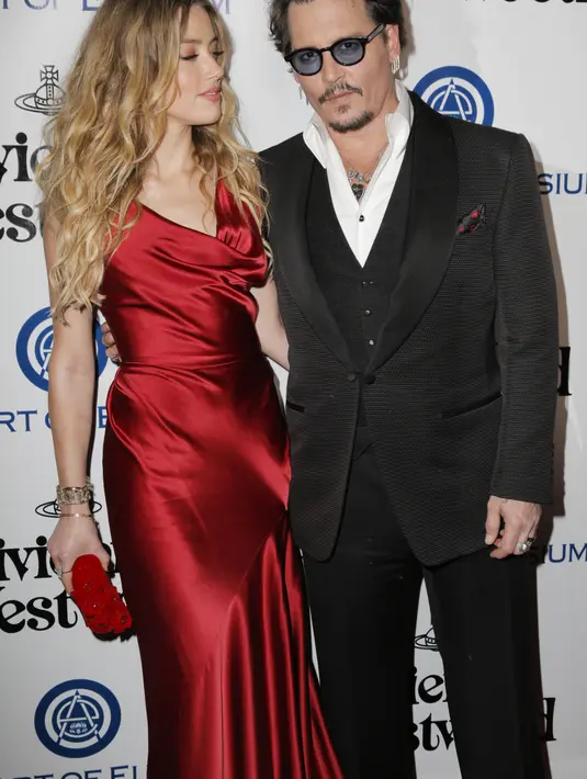 Dilansir dari TMZ, Johnny Depp langsung digugat cerai oleh istrinya, Amber Heard. Amber menggugat cerai Johnny pada Senin (23/5). (AFP/Bintang.com) 