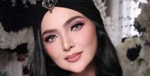 Kulit wajah Ashanty tampak begitu mulus dengan hasil akhir soft matte yang tetap terlihat sehat dan bercahaya. [@ashanty_ash].