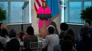 Ibu Negara AS, Melania Trump mencuri atensi ketika berpidato dalam acara PBB di New York, Rabu (20/9). Melania Trump memilih gaun pink neon rancangan Delpozo yang dirancang dengan bagian lengan bervolume. (AP Photo/Craig Ruttle)
