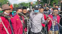 Ratusan massa pendemo yang bernaung di Aliansi Mahasiswa Sumsel melakukan aksi unjuk rasa di simpang lampu merah DPRD Sumsel (Liputan6.com / Nefri Inge)