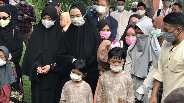 6 Potret Suasana Pemakaman Ayah Ria Ricis dan Oki Setiana Dewi, Penuh Duka