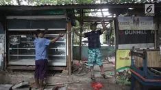 Pedagang membongkar sendiri lapaknya di kawasan Danau Sunter, Jakarta Utara, Jumat (19/1). Pemkot Jakarta Utara  melakukan penataan di Danau Sunter untuk mendukung pelaksanaan Festival Danau Sunter pada Februari 2018. (Liputan6.com/Arya Manggala)