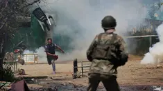 Mahasiswa di Kashmir bentrok dengan pasukan keamanan India di Srinagar, Kashmir, India,  Senin (17/4). Aksi Mahasiswa tersebut untuk memprotes razia polisi di sebuah perguruan tinggi. (AP Photo / Mukhtar Khan)