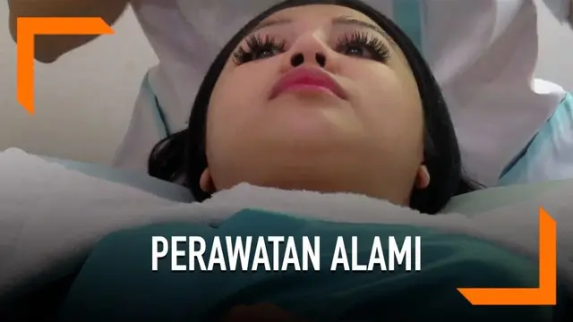 Ariska Putri Pertiwi memilih melakukan perawatan wajah dengan bahan alami yang dipadukan dengan teknologi canggih di Dermaster.