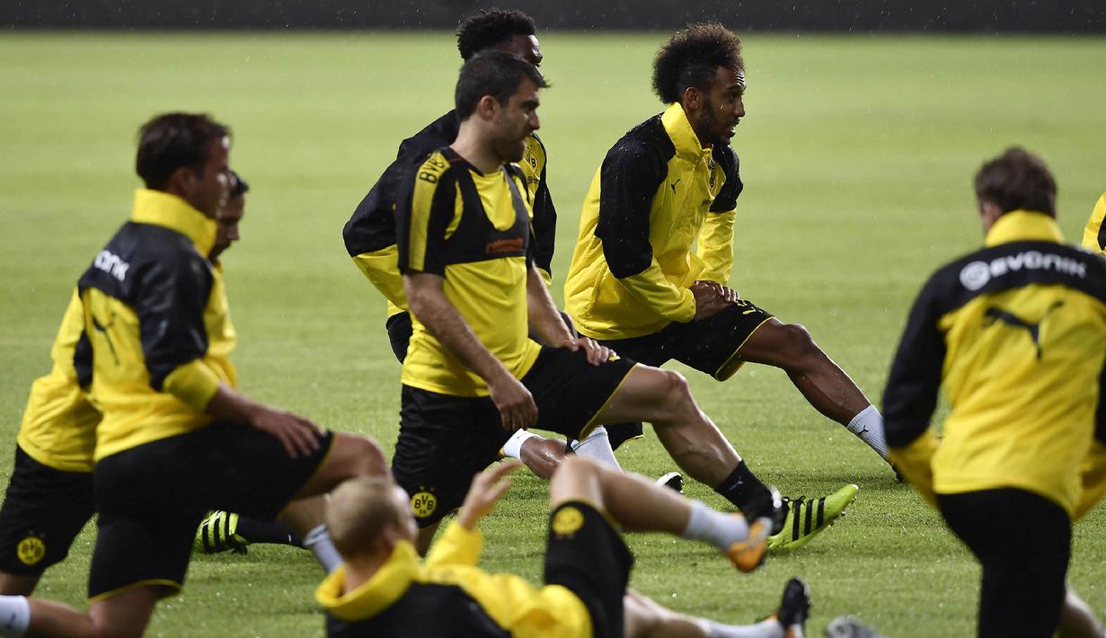 Striker Dortmund, Pierre-Emerick Aubameyang, bersama rekan-rekannya berlatih di Guangdong, Cina, Senin (17/7/2017). Dortmund akan menghadapi AC Milan pada laga International Champions Cup. (AFP)