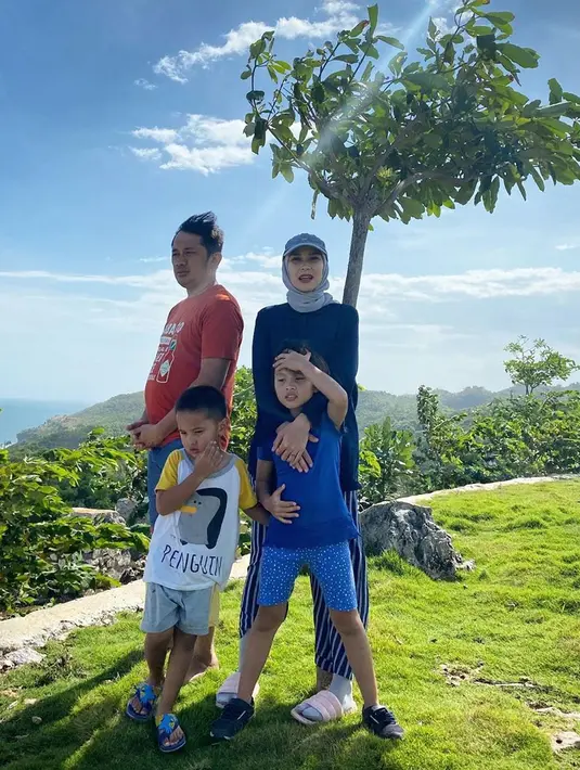 Untuk kedua kalinya Zaskia akan melahirkan secara cesar. Ia dan Hanung pun sudah memutuskan untuk melakukan proses persalinan di Yogyakarta. Terkait menentukan tanggal melahirkan, Zaskia sempat merasa bukan wewenangnya dan suami. (Instagram/zaskiadyamecca)