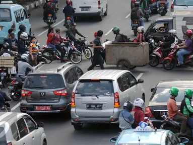 Suasana arus lalu lintas di sebuah persimpangan jalan Kramat Raya, Jakarta (22/6/2016). Pemprov DKI Jakarta harus membuat kebijakan atau terobosan radikal untuk segera mengatasi kemacetan di Jakarta. (Liputan6.com/Helmi Fithriansyah)