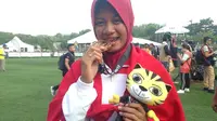Pepanah Indonesia, Diananda Choirunisa, meraih medali emas SEA Games 2017 dari panahan nomor recurve putri di National Sports Complex, Kuala Lumpur, Minggu (20/8/2017). (Bola.com/Benediktus Gerendo Pradigdo)