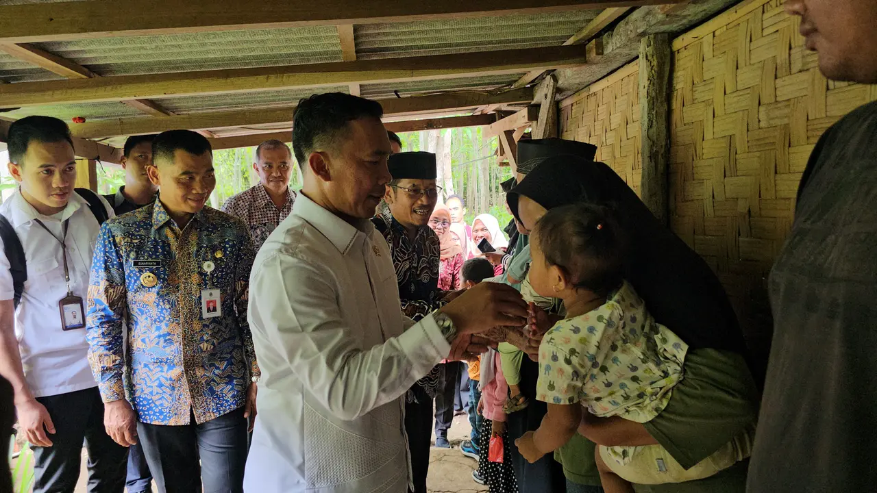 Menteri Kependudukan dan Pembangunan Keluarga, Wihaji, didampingi Bupati Gunungkidul, Sunaryanta