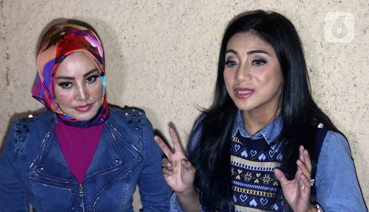 Penyanyi Siti Rahmawati atau Siti KDI (kanan) bersama penyanyi Cici Paramida saat ditemui di kawasan Mampang, Jakarta, Kamis (4/8/2022). Siti menjodohkan teman-temannya kepada Cici Paramida untuk dijadikan suami. (Liputan6.com/Herman Zakharia)