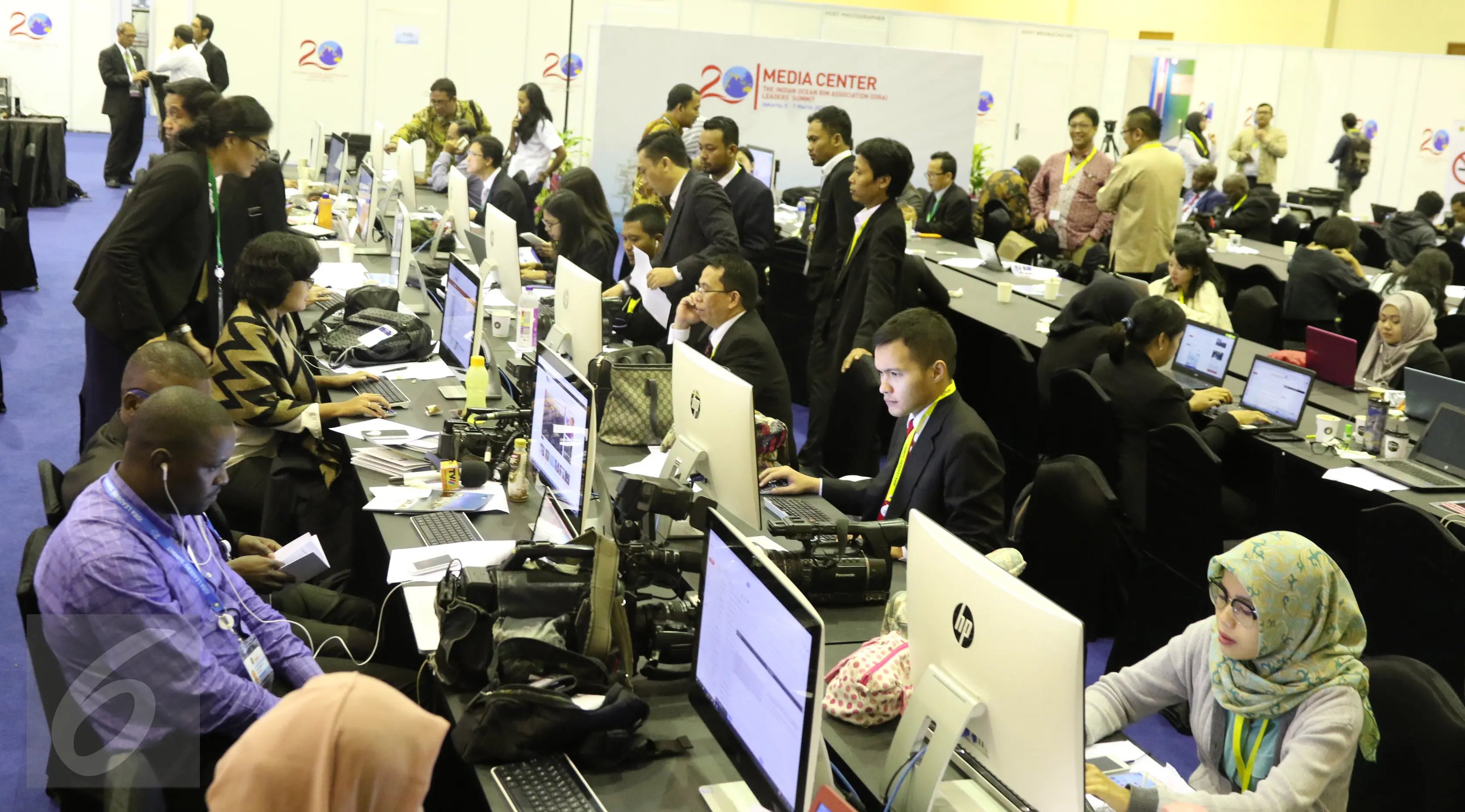 Sejumlah wartawan beraktivitas di Media Center KTT IORA 2017 di Jakarta Convention Center, Senin (6/3). Panitia penyelenggara menyiapkan komputer dan jaringan internet guna menunjang kinerja wartawan yang meliput KTT IORA ke-20 (Liputan6.com/Angga Yuniar)