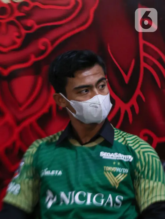Pesepakbola Pratama Arhan saat menghadiri jumpa pers menjelang keberangkatan menuju Jepang di kantor PSSI, Jakarta, Jumat (4/3/2022). Pratama Arhan yang sebelumnya bermain untuk PSIS Semarang resmi bergabung ke klub bola Jepang (J League), Tokyo Verdy. (Liputan6.com/Herman Zakharia)