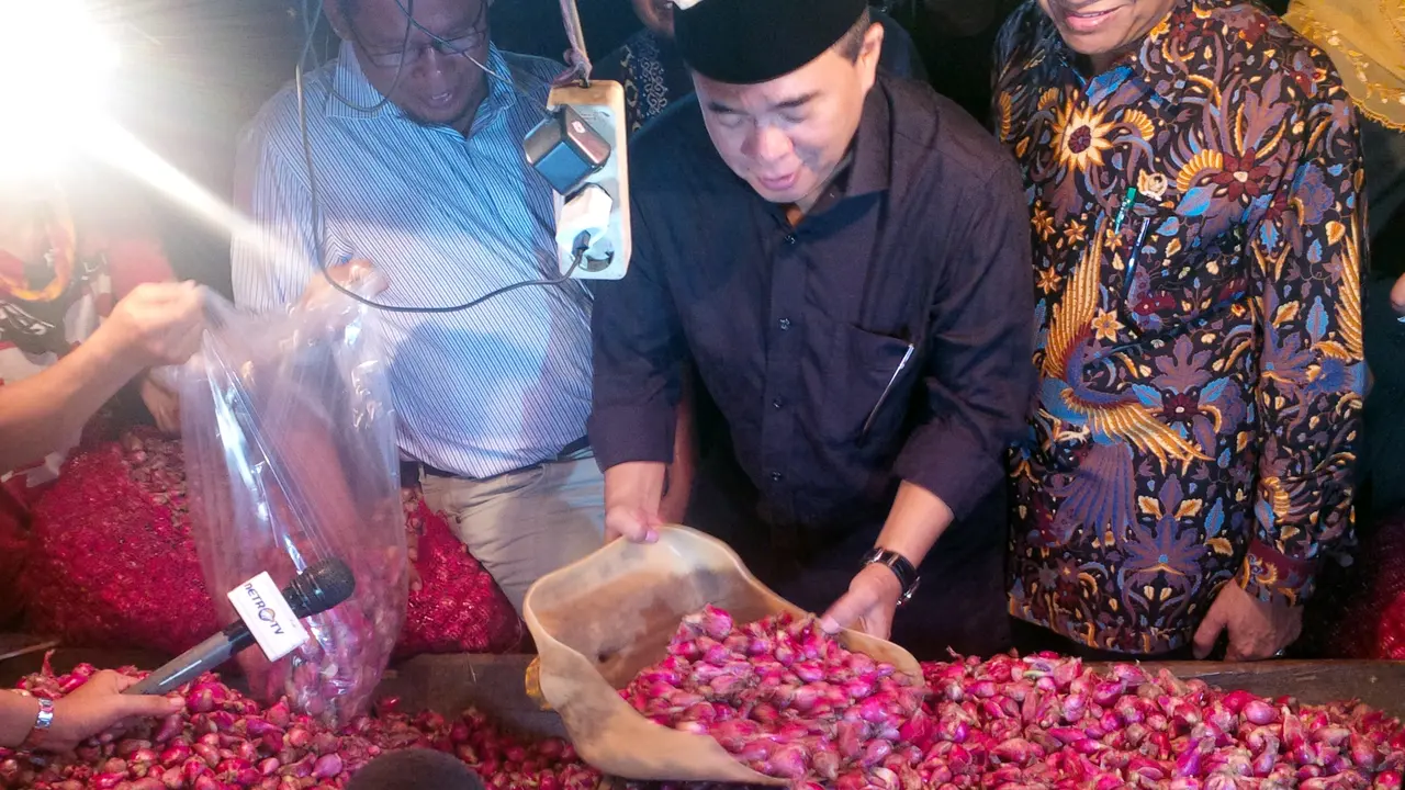 Kunjungi Pasar Cibitung, Ketua DPR Borong Jengkol dan Bawang