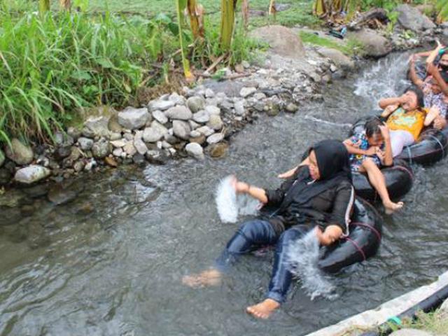 Pagi Santai Menyusuri Sungai Naik Sepur Kalen Ala Warga