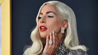 Lady Gaga berbalut gaun perak dengan ekor panjang saat tampil mempromosikan filmnya A Star Is Born. Ia menyempurnakan penampilan dengan makeup nuansa perak. (dok. Instagram @ladygaga/Asnida Riani)