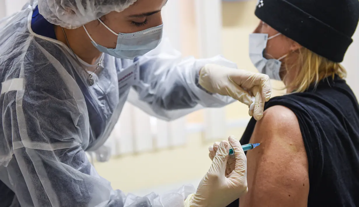 Seorang petugas medis memberikan suntikan vaksin COVID-19 di Moskow, Rusia pada 8 Desember 2020. Sejak dimulainya program vaksinasi massal di Moskow pada 5 Desember, sekitar 2.000 orang dari kelompok berisiko tinggi telah disuntik vaksin. (Xinhua/Evgeny Sinitsyn)