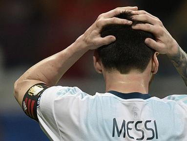 Gelandang Argentina, Lionel Messi, tampak kecewa gagal membobol gawang Kolombia pada laga Copa America 2019 di Stadion Fonte Nova, Salvador, (Sabtu (15/6). Argentina kalah 0-2 dari Kolombia. (AFP/Juan Mabromata)