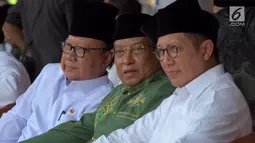 Menteri Dalam Negeri Tjahjo Kumolo (kiri), Ketua PBNU Said Aqil Siradj (tengah), dan Menag Lukman Hakim Syaifuddin (kanan) berbincang saat mengikuti Apel Hari Santri Nasional 2017, di Tugu Proklamasi, Jakarta, Minggu (22/10). (Liputan6.com/Fery Pradolo)