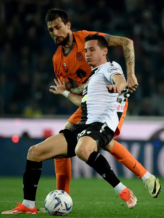 Dua gol Inter Milan masing-masing dicetak Hakan Calhanoglu pada menit ke-55 dan Davide Frattesi (90+5') memastikan kemenangan l Nerazzurri atas Udinese. (Filippo MONTEFORTE/AFP)
