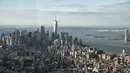 Suasana Kota Manhattan dari ruangan observatorium di lantai 102 Gedung Empire State yang baru direnovasi di New York (10/10/2019). Dari lantai 102, pengunjung akan melihat pemandangan 360 derajat Kota New York. (AFP Photo/Drew Angerer)
