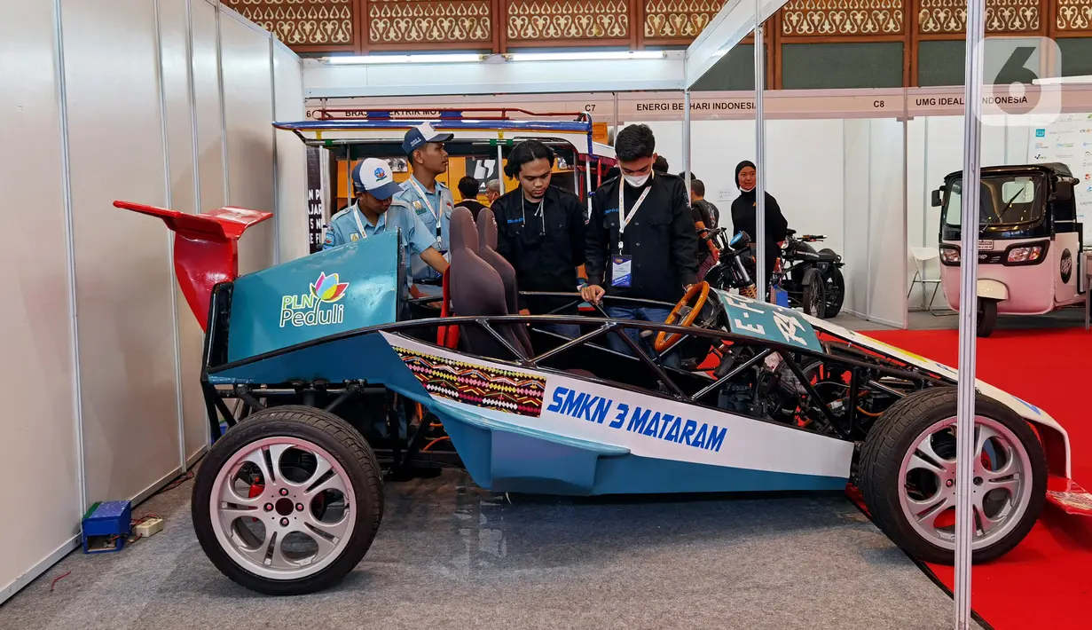 Pengunjung melihat kendaraan listrik yang dipamerkan dalam Indonesia Electric Motor Show (IEMS) 2022 di Jakarta Convention Center, Jakarta, Kamis (29/9/2022). Pameran kendaraan listrik yang diselenggarakan oleh Badan Riset dan Inovasi Nasional (BRIN) tersebut berlangsung dari 28 hingga 30 September 2022. (Liputan6.com/Johan Tallo)