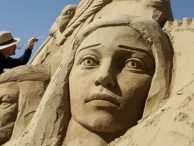 Seniman asal Ukraina Andrey Vazhinsky membuat  patung dari pasir selama mengikuti festival Sand Sculpture bertema " Sand Fantasy " di Kazakhstan , 15 April 2016. Festival ini diikuti beberapa seniman hebat dari berbagai dunia. (REUTERS / Shamil Zhumatov)