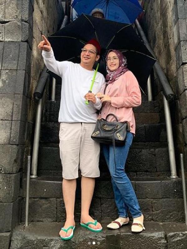 Pasha Ungu dan Adelia Pasha mengunjungi Candi Borobudur mengisi liburan hari pertama Tahun Baru 2020 (Dok.Instagram/@pasha_vm/https://www.instagram.com/p/B6xqP80FZpS/Komarudin)
