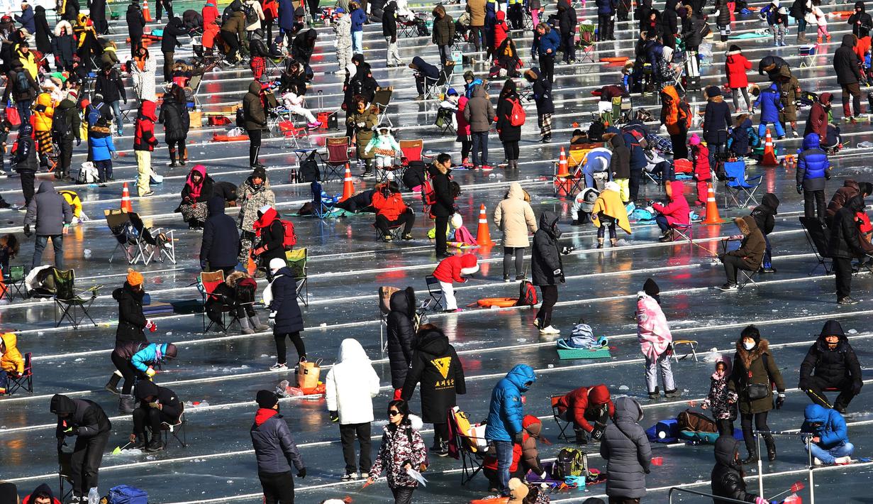 Suasana lomba menangkap ikan saat acara Festival Es di sungai Hwacheon yang membeku di Korea Selatan, Sabtu (14/1). (AP Photo/Ahn Young-joon)