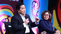 Ketua umum PSSI, Erick Thohir bersama Director Programming SCM, Harsiwi Achmad dalam konferensi pers pengumuman SCM sebagai pemegang hak siar Piala Dunia U-17 2023, Selasa (3/10/2023) di SCTV Tower, Jakarta. (Bola.com/Muhammad Iqbal Ichsan)