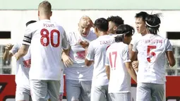 Pemain PSM Makassar, Anco Jansen (tengah) melakukan selebrasi usai mencetak gol pertama timnya ke gawang Persik Kediri dalam laga pekan ke-4 BRI Liga 1 2021/2022 di Stadion Wibawa Mukti, Cikarang, Kamis (23/9/2021). PSM menang 3-2. (Bola.com/M Iqbal Ichsan)