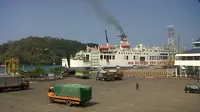 Kapal angkut di Pelabuhan Merak