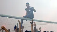 Momen Lucu Wawan Hendrawan Dikerubungi Suporter Bali United