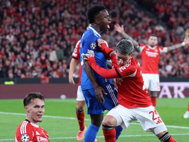 Deretan drama mewarnai laga play off leg-1 Liga Champions 2025/2026 antara Benfica melawan Real Madrid di Estadio Da Luz, Lisbon, Portugal, Selasa (17/02/2026) malam waktu setempat. (AFP/Patricia De Melo Moreira)