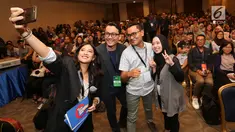 Aktris Dian Sastrowardoyo, Head of Corcomm PT Astra International Tbk Boy Kelana Soebroto, Ratu Sampah Sekolah Amilia Agustin dan Penular Virus Menulis Irwan Bajang berswa foto pada acara IdeaFest 2018 di JCC, Jakarta, Jumat (26/10) (Liputan6.com)