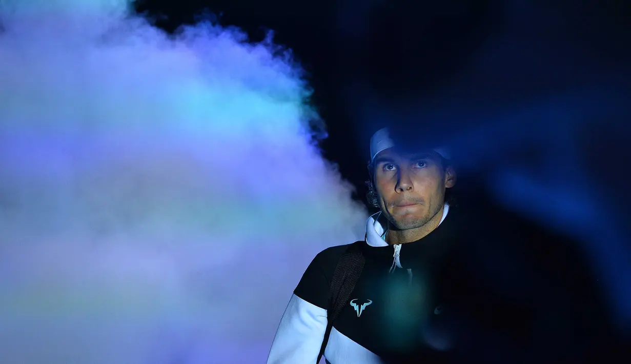  Petenis Spanyol, Rafael Nadal memasuki lapangan saat menghadapi petenis Swis Stan Wawrinka pada Turnamen ATP World Tour di London, Inggris, Senin (16/11/2015).  (AFP Photo/Glyn Kirk)