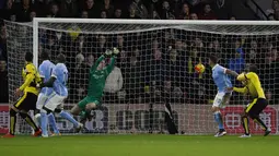  Kiper Manchester City, Joe Hart gagal mengamankan sundulan Aleksandar Kolarov hingga terjadi gol bunuh diri pada lanjutan Liga Premier Inggris di Stadion Vicarage Road, Inggris, Minggu (3/1/2016) dini hari WIB. (Reuters/Paul Childs)