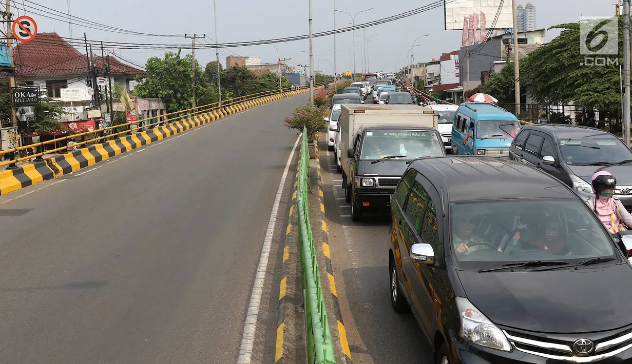 Kendaraan melintas di flyover Jalan Arif Rahman Hakim, Depok, Jawa Barat, Senin (22/10). Hibah dua flyover kepada Pemerintah Kota Depok guna mengatasi kemacetan yang semakin parah di kawasan penyangga Ibukota tersebut. (Liputan6.com/Immanuel Antonius)