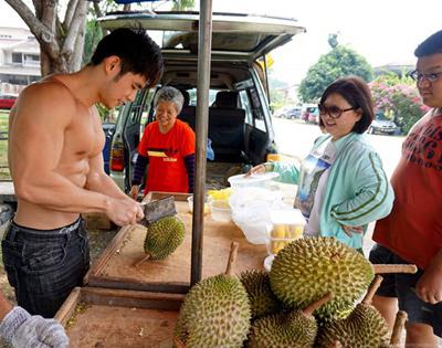 Jordan Yeoh, model asal Malaysia yang berjualan durian untuk mempromosikan diri | Photo: Copyright shanghaiist.com