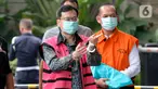 Komisaris PT Hanson International Tbk (MYRX), Benny Tjokrosaputro (kiri) dan Plt Kepala Dinas PUPR Muara Enim, Ramlan Suryadi (kanan) berjalan masuk akan menjalani pemeriksaan oleh penyidik di Gedung KPK, Jakarta, Selasa (9/6/2020). (merdeka.com/Dwi Narwoko)