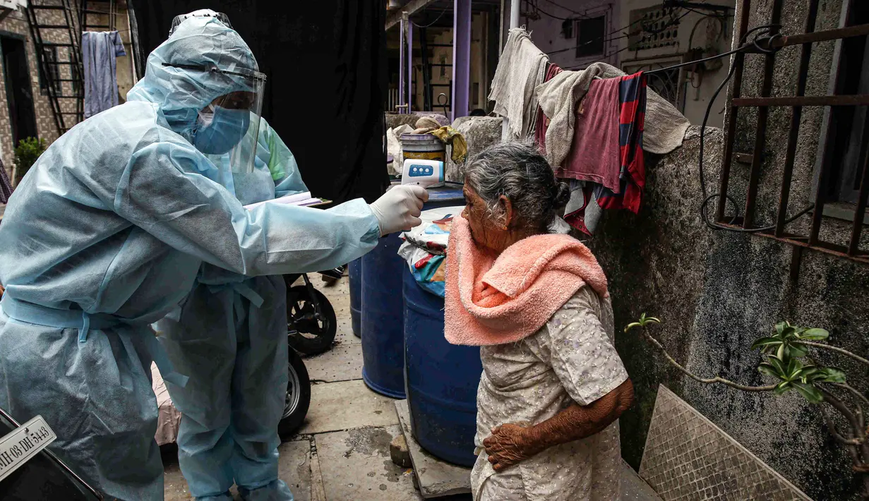 Petugas kesehatan India yang mengenakan alat pelindung diri melakukan pemeriksaan COVID-19 di kawasaan permukiman kumuh di tengah penyebaran wabah tersebut di Mumbai, India (17/6/2020). (Xinhua/Stringer)