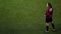 Wasit Jepang Yoshimi Yamashita menyaksikan pertandingan sepak bola grup F Piala Dunia antara Belgia dan Kanada, di Stadion Ahmad Bin Ali, Doha, Qatar, Rabu (23/11/2022). Wasit berusia 36 tahun ini merupakan seorang pejabat di Piala Dunia Wanita 2019 di Prancis. (AP Photo/Ariel Schalit)