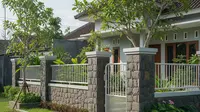 10 Model Pagar Rumah Desa Minimalis Tanpa Cat Mencolok yang Tetap Estetik dan Alami