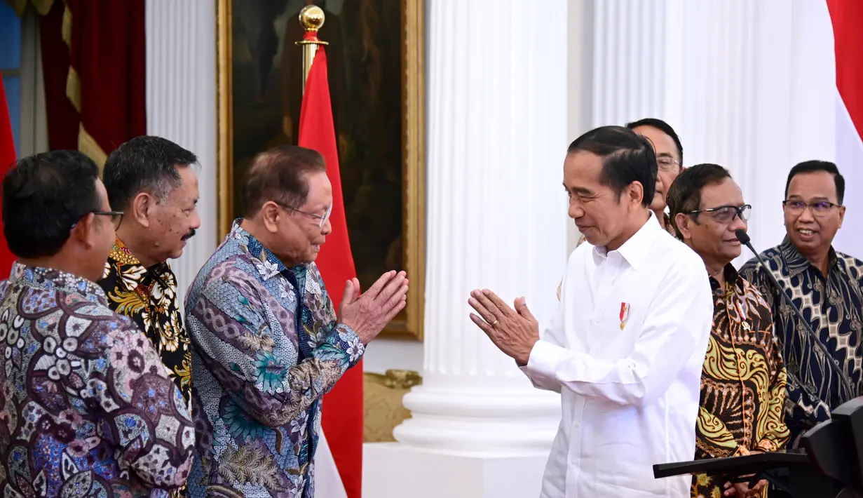 <p>Presiden Joko Widodo didampingi Ketua Dewan Pengarah Tim Penyelesaian Non-Yudisial Pelanggaran HAM Berat Masa Lalu memberikan keterangan terkait pelanggaran HAM masa lalu di Istana Merdeka, Jakarta, Rabu (11/1/2023). Pemerintah Indonesia mengakui terjadinya 12 pelanggaran HAM berat di masa lalu dan akan memulihkan hak-hak korban secara adil dan bijaksana tanpa menegasikan penyelesaian yudisial. (FOTO: Muchlis Jr-Biro Pres Sekretariat Presiden)</p>