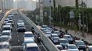 Pengendara motor melintas di Jalan Layang Non Tol Tanah Abang arah Kampung Melayu, Jakarta, Kamis (28/7). Meski berbahaya, para pengendara sepeda motor seringkali nekat melintasi JLNT Kampung Melayu-Tanah Abang. (Liputan6.com/Helmi Fithriansyah)