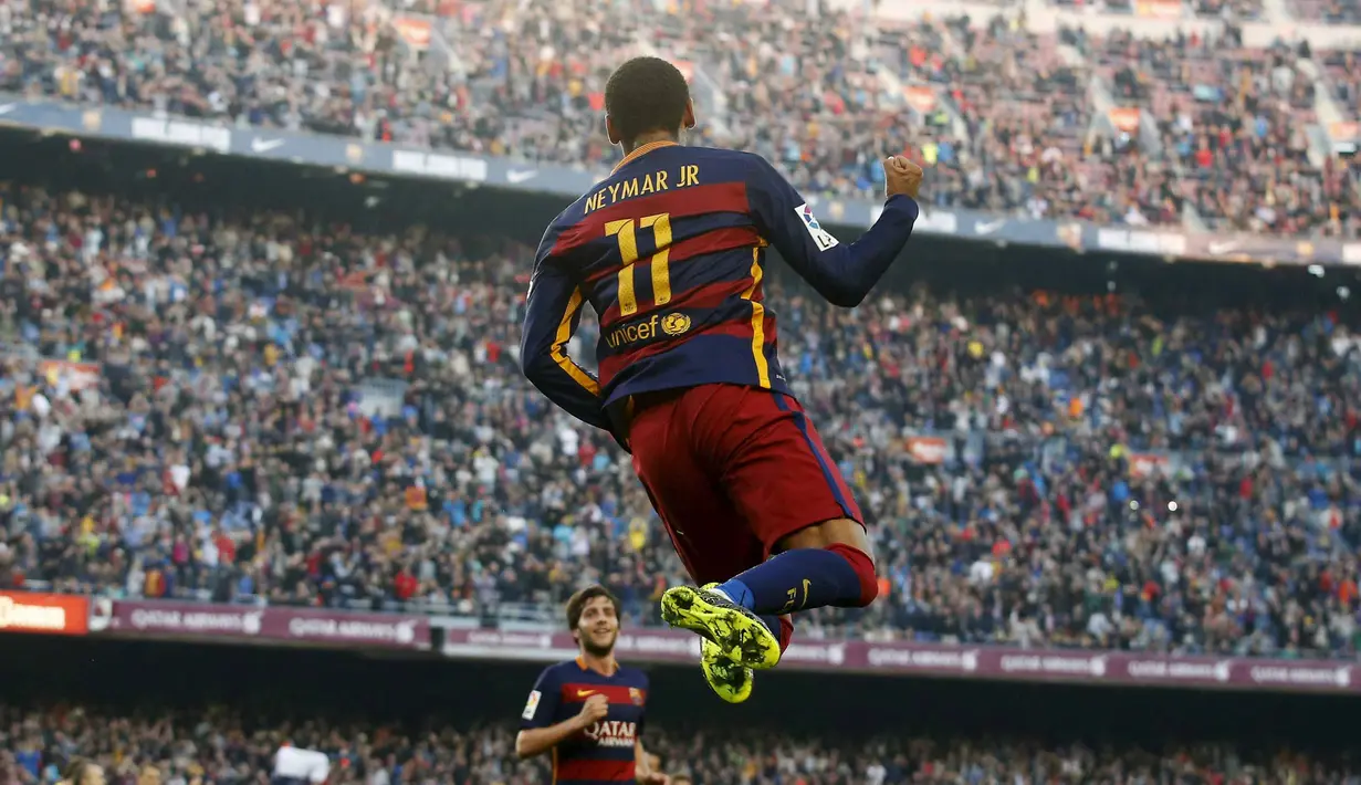 Pemain Barcelona Neymar  melakukan selebrasi usai mencetak gol saat melawan Villarreal pada lanjutan La Liga Spanyol di Stadion Camp Nou, Barcelona, Spanyol, MInggu (8/11/2015). (REUTERS/Albert Gea)